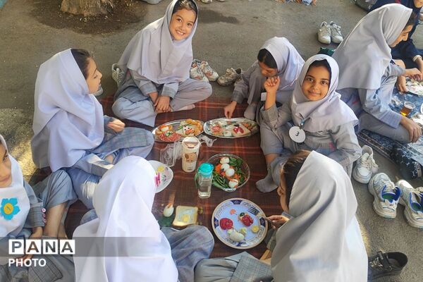 سفره‌ای از جنس لبخند و صبحانه سلامت در دبستان نرجس
