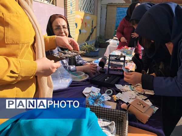 بازارچه دست‌ساخته‌های دانش‌آموزی در دبیرستان بهار آزادی قائمشهر