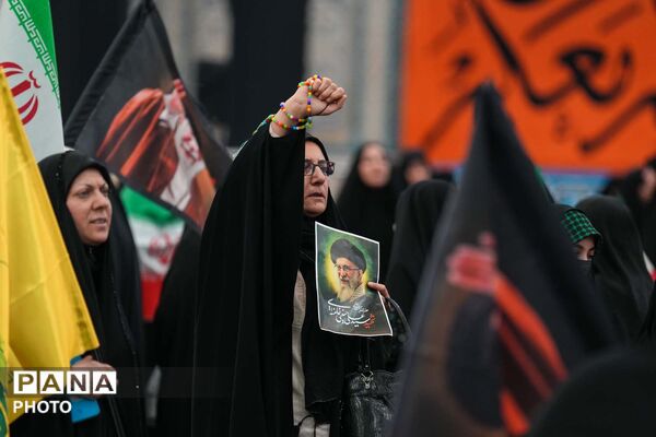 اجتماع بانوان انقلابی به مناسبت چهلم قائد امت و شهدای میناب در مسجد جمکران 