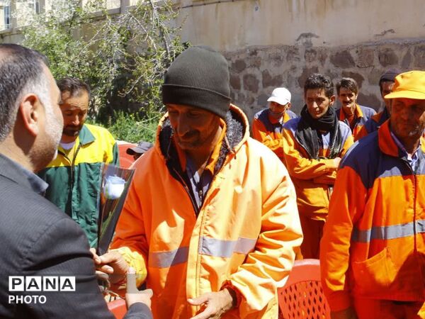 تجلیل از کارگران و زحمت کشان خدمات شهری و فضای سبز شهرداری فیروزکوه 