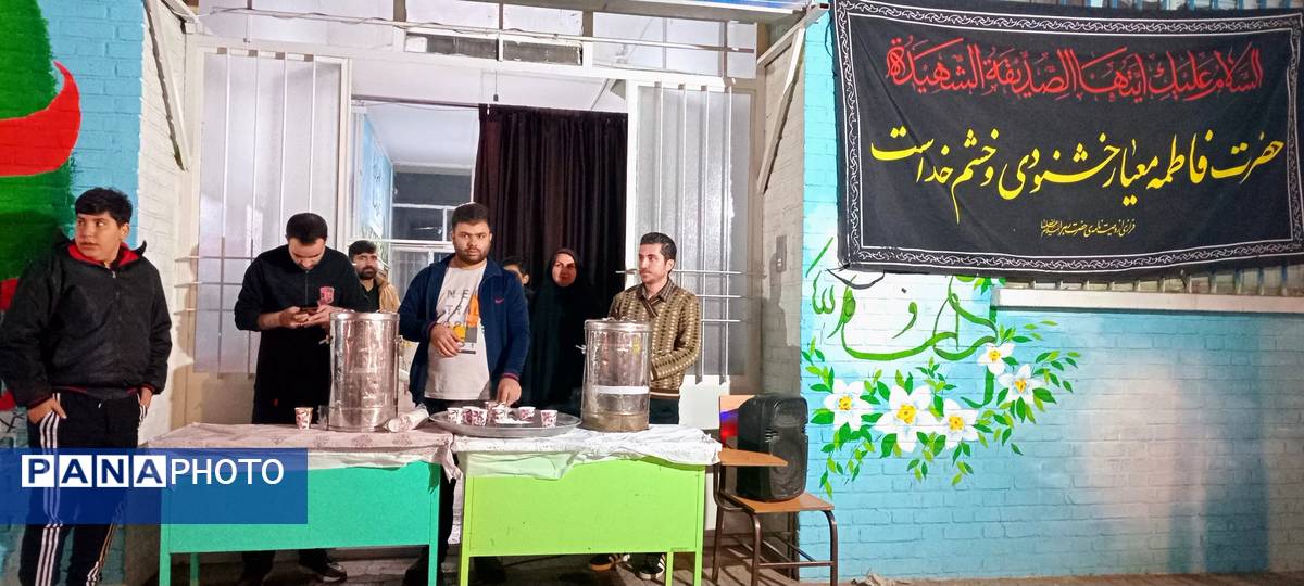 میزبانی دبیرستان سمیه از مردم به‌مناسبت ایام فاطمیه