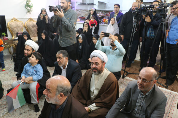 رونمایی از کتاب «بابای قهرمان من» با حضور فرزندان شهدای مدافع حرم