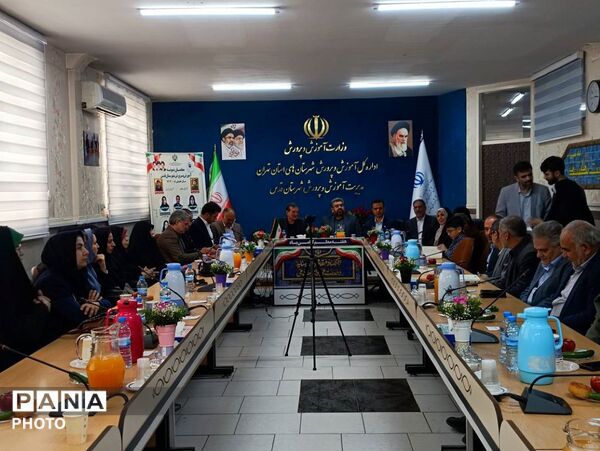 تجلیل از معلمان نمونه شهرستان قدس با حضور فرماندار و خانواده معظم شهدا
