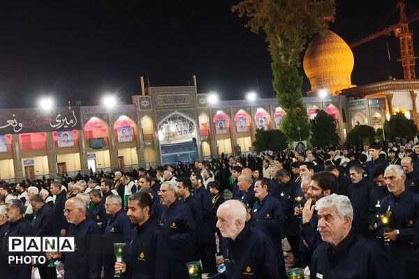 آیین لاله‌گردانی در شام غریبان امام رضا(ع)