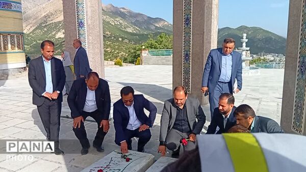 غبار رویی گلزار شهدا با حضور معاون پرورشی و فرهنگی ورزات آموزش و پرورش در یاسوج 