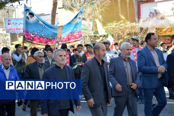 حماسه حضور نوجوانان تربت‌حیدریه در روز دانش‌آموز