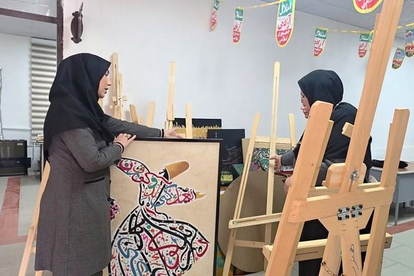 آماده‌سازی آثار هنرجویان در نمایشگاه دهه فجر رباط‌کریم