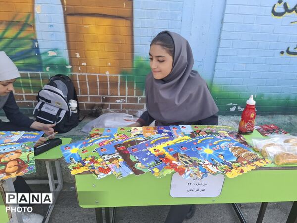 نمایش هنر و توانمندی دانش‌آموزان در بازارچه سالانه مدرسه نیایش