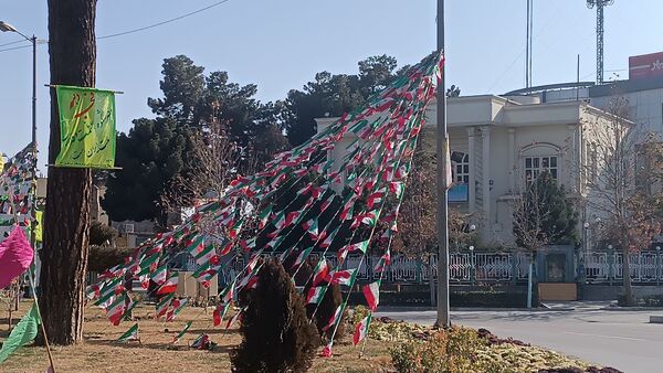 تزئین و فضا آرایی شهر نیشابور به‌مناسبت آغاز دهه فجر 