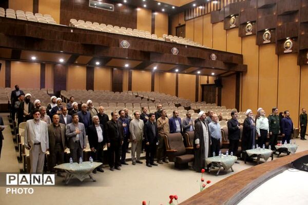 رونمایی از نخستین جلد دانشنامه دفاع مقدس استان قم