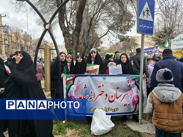 حضور پرشور دانش آموزان و مردم بروجرد در راهپیمایی ۲۲ بهمن 