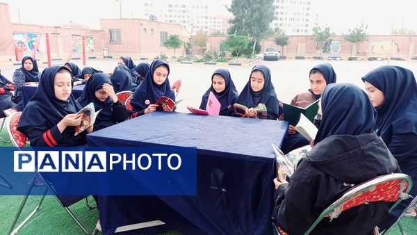نشست ادبی دانش‌آموزان در کافه کتاب آموزشگاه هیات امنایی فرزانگان