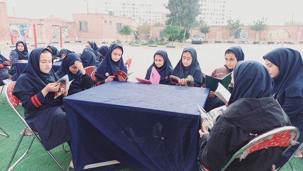 نشست ادبی دانش‌آموزان در کافه کتاب آموزشگاه هیات امنایی فرزانگان