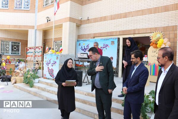 جشن شکوفه‌ها در بجنورد با نواخته‌شدن زنگ مهر و آغاز سال تحصیلی کلاس اولی‌ها