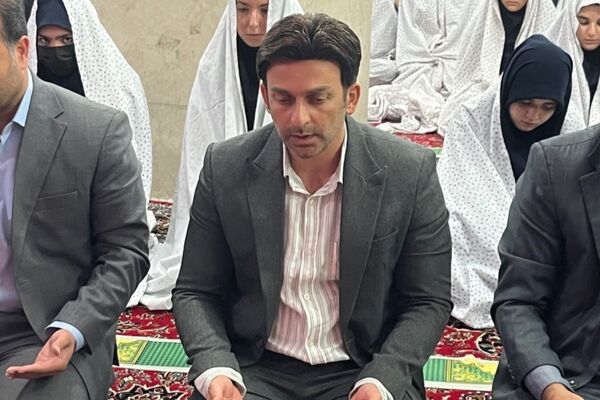 برپایی نماز جماعت همراه با بزرگداشت و تجلیل از مقام‌آوران دانش‌آموزی مدرسه نمونه دولتی ارشاد
