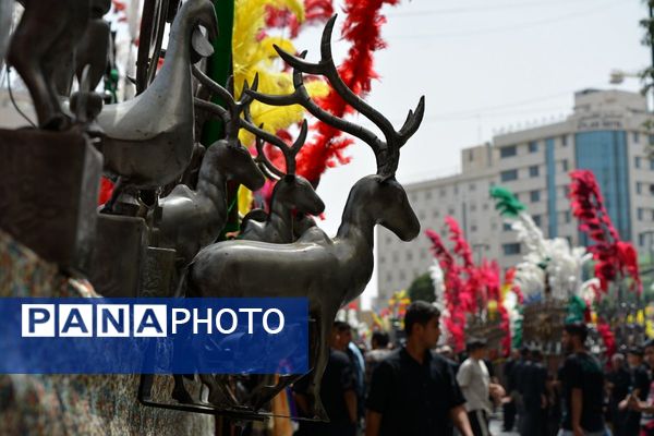 پرچم‌های عزا بر فراز حرم امام رضا(ع)