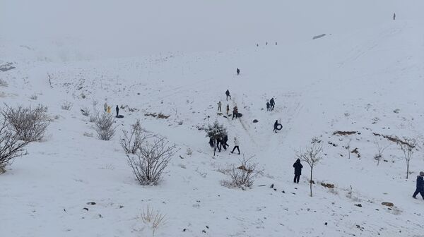  برف بازی مردم نیشابور در روستای برف ریز 