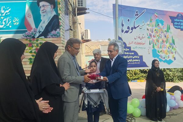 حضور مشاور وزیر آموزش و پرورش گرمابخش محفل شکوفه‌های شیراز