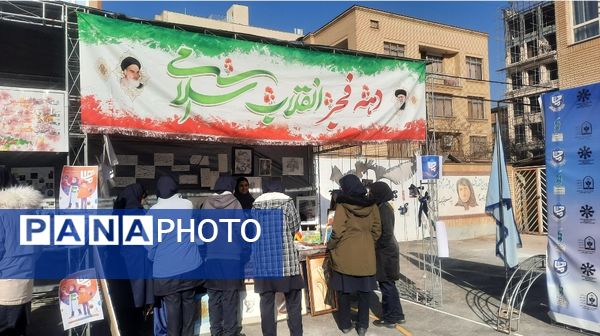 اولین نمایشگاه ماها در دبیرستان فرزانگان ۲ دوره دوم ناحیه ۷ مشهد
