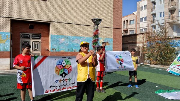 آیـنـده‌سـازان فیـروزکـــوه در میـدان رقابـت ورزشــی دبـسـتــان پـیـامبـر اعـظـم(ص)