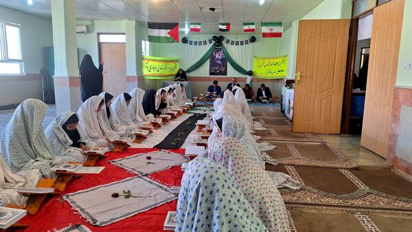 محفل انس با قرآن به‌ مناسبت یادبود سید حسن نصرالله در دبیرستان حضرت‌زینب(س) شهرستان‌لنده 