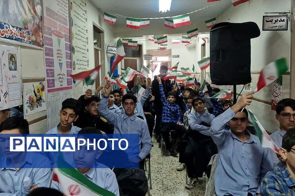 بیعت نوجوانان مدرسهٔ امام خمینی (ره) قرچک با آرمان‌های امام راحل در چهل و هفتمین جشن پیروزی انقلاب 