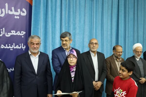 ضیافت افطاری جمعی از دانش‌آموزان با امام جمعه یزد 