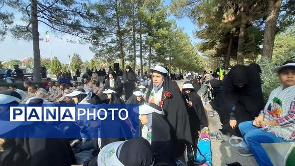 عطرافشانی گلزار شهدا توسط دانش‌آموزان مشهدی