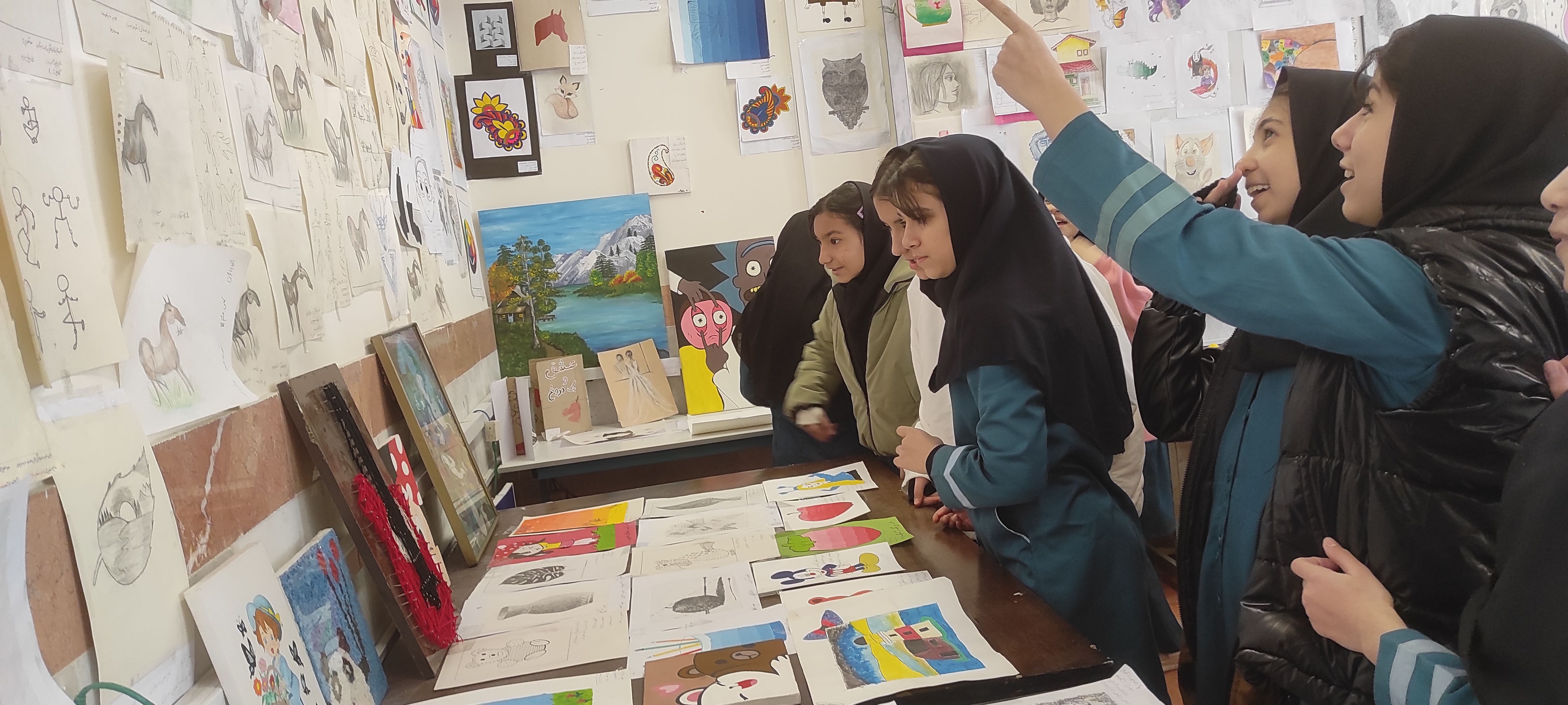 برپایی نمایشگاه نقاشی در مدارس فاطمیه و الزهرا (س) شهرستان شیروان