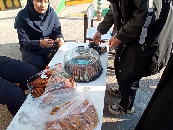برپایی بازارچه‌ دانش‌آموزی در دبیرستان دلیری مشهد