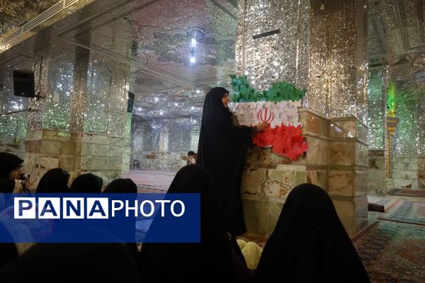  دورهمی دختران با قرائت سوره مبارکه فتح در رواق دارالذکر سومین حرم اهل بیت (ع)