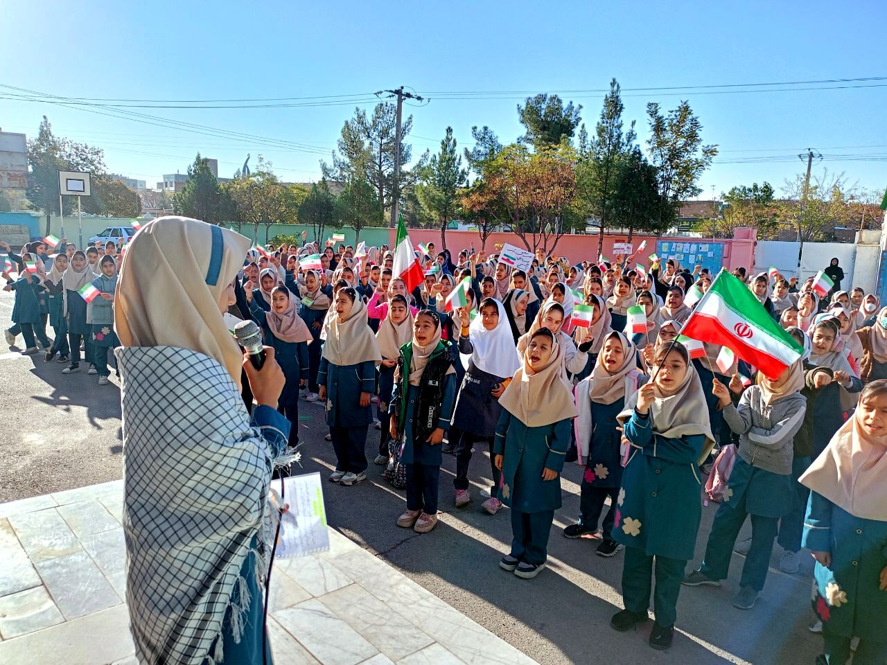 روزی شاد در دبستان سمیه کاشمر 