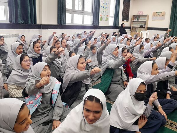 گرامیداشت روز دانش آموز در دبستان عذرا پورشهریاری ناحیه ۷مشهد