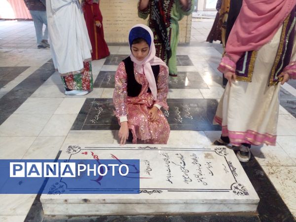 گلباران مزار شهدای شهرستان قدس توسط دانش‌آموزان مدرسه هدی یک