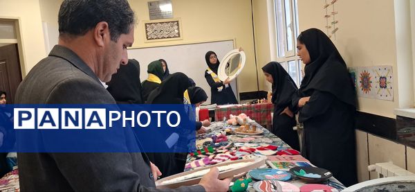 بازدید معاون توسعه و پشتیبانی آموزش و پرورش خلیل آباد از بازارچه کار آفرینی جوانه های انقلاب