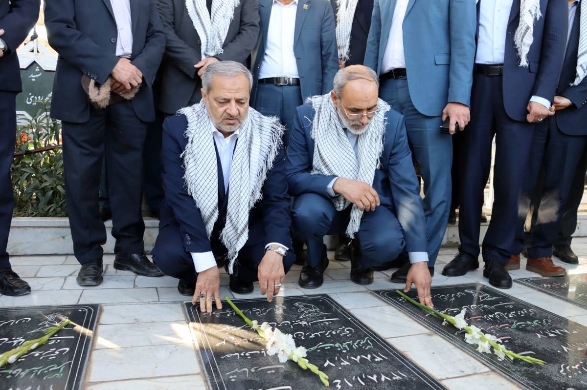 غبارروبی و عطرافشانی مزار شهدای زاهدان و تجدید پیمان وزیر آموزش و پرورش با آرمان‌های شهیدان والامقام