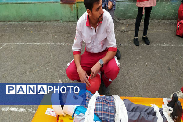 مانور زلزله در مدارس پیشوا «با شعار مدرسه ایمن، جامعه تاب آور»