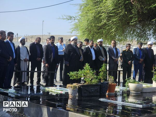 غبارروبی و عطرافشانی گلزار شهدا به مناسبت هفته دفاع مقدس