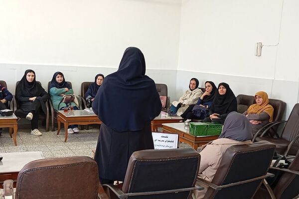 نشست کتابخوان مدرسه‌ای در دبیرستان دخترانه جوادالائمه بهارستان‌دو