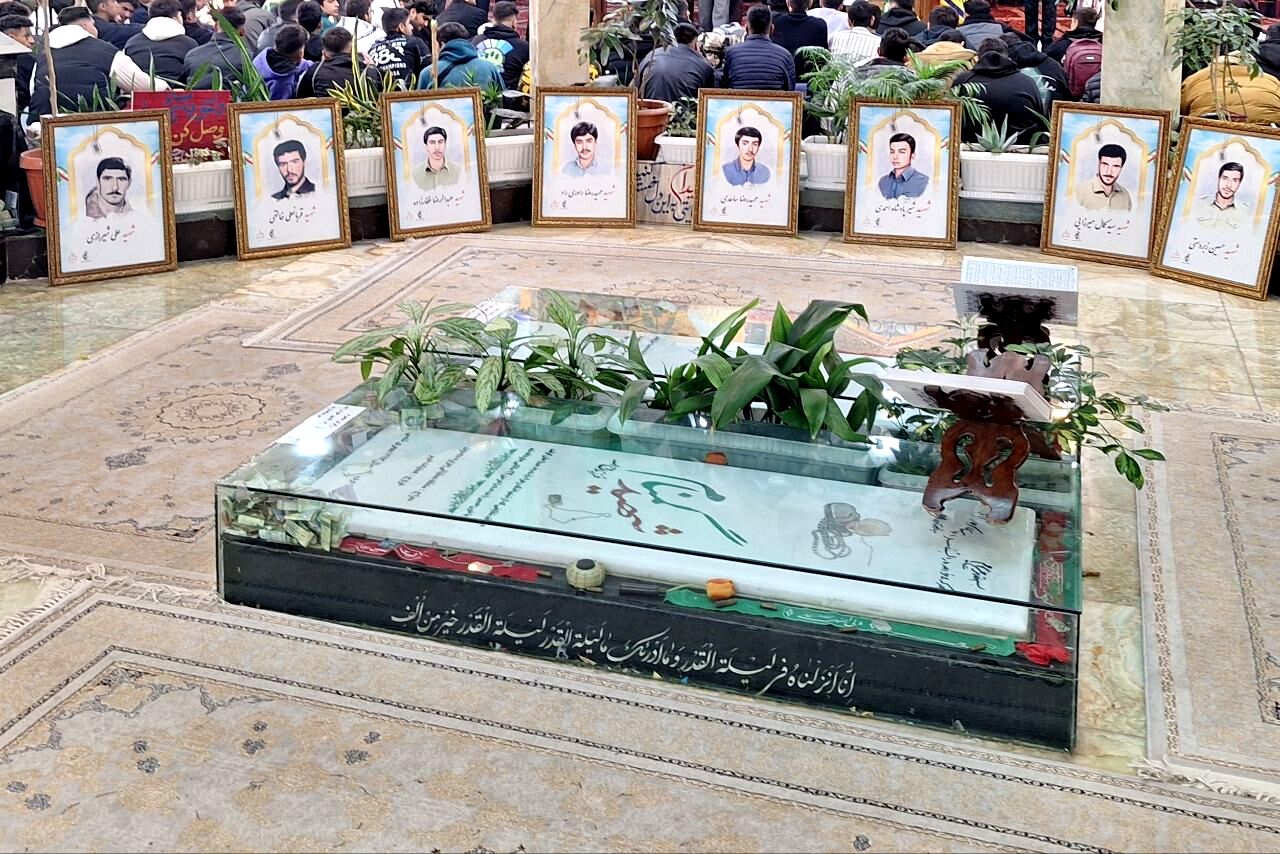 مراسم روز عرفه در جوار شهدای گمنام در پردیس