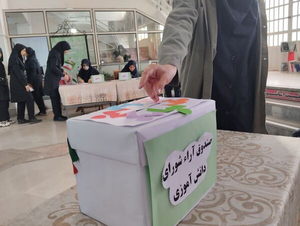جلوه‌هایی از انتخابات شورای دانش‌آموزی در دبیرستان فرزانگان قم