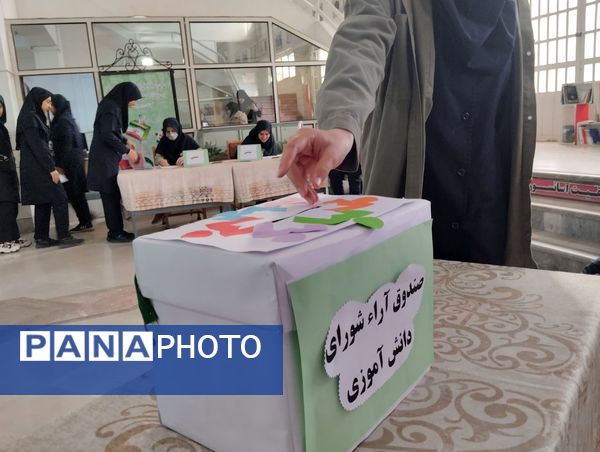 جلوه‌هایی از انتخابات شورای دانش‌آموزی در دبیرستان فرزانگان قم