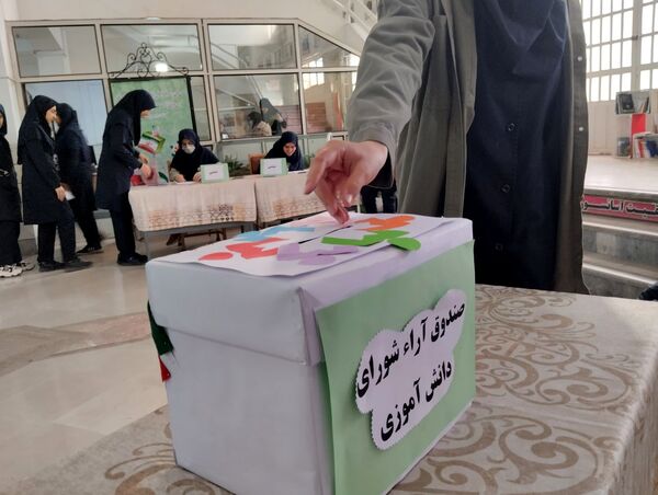 جلوه‌هایی از انتخابات شورای دانش‌آموزی در دبیرستان فرزانگان قم
