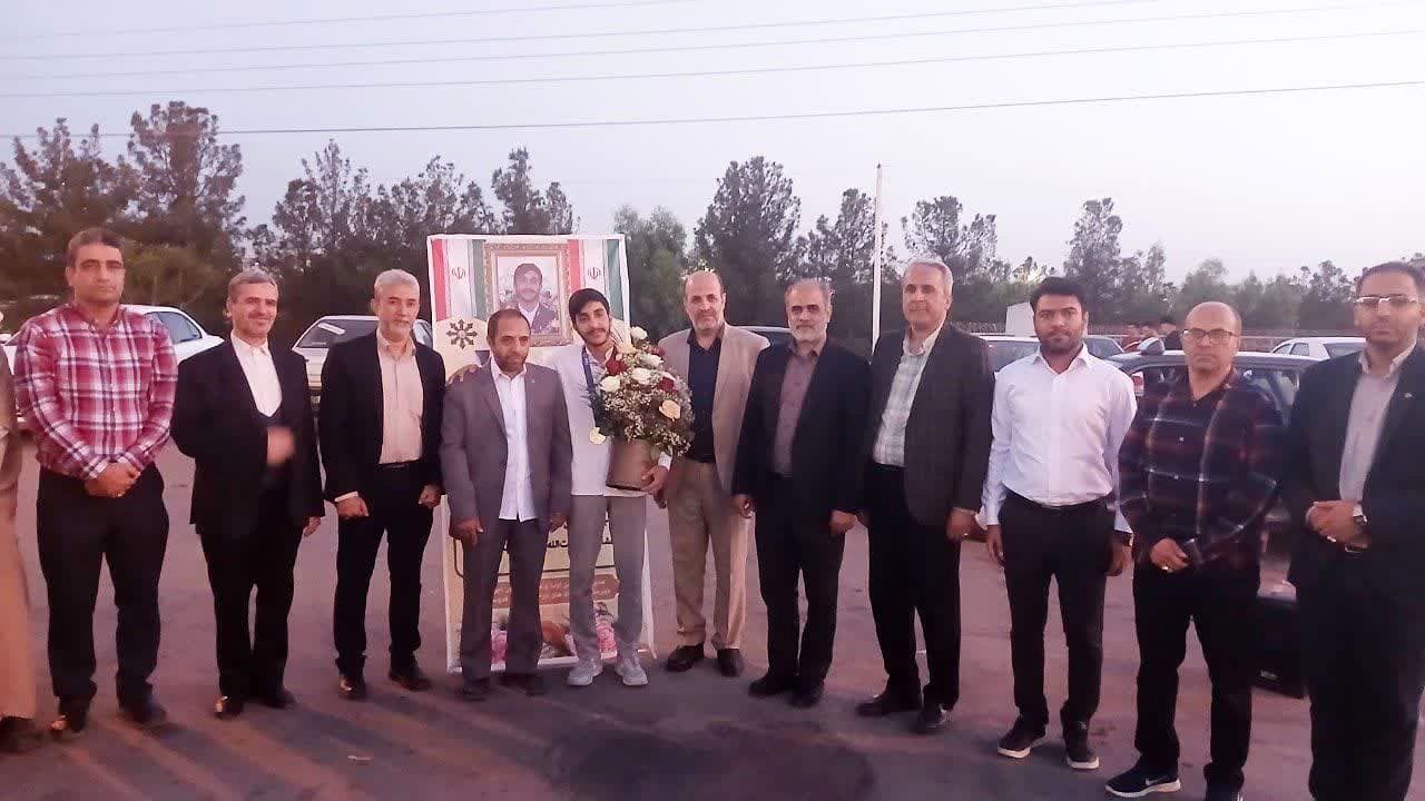 استقبال از دانش‌آموز قمی مدال آور المپیاد فیزیک آسیا

