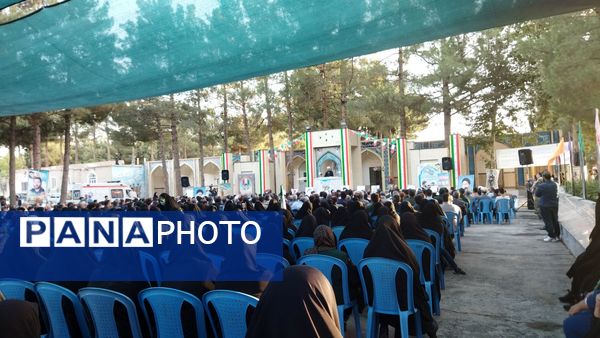 غبارروبی مزار شهدا توسط مسئولین شهرستان نیشابور انجام شد 