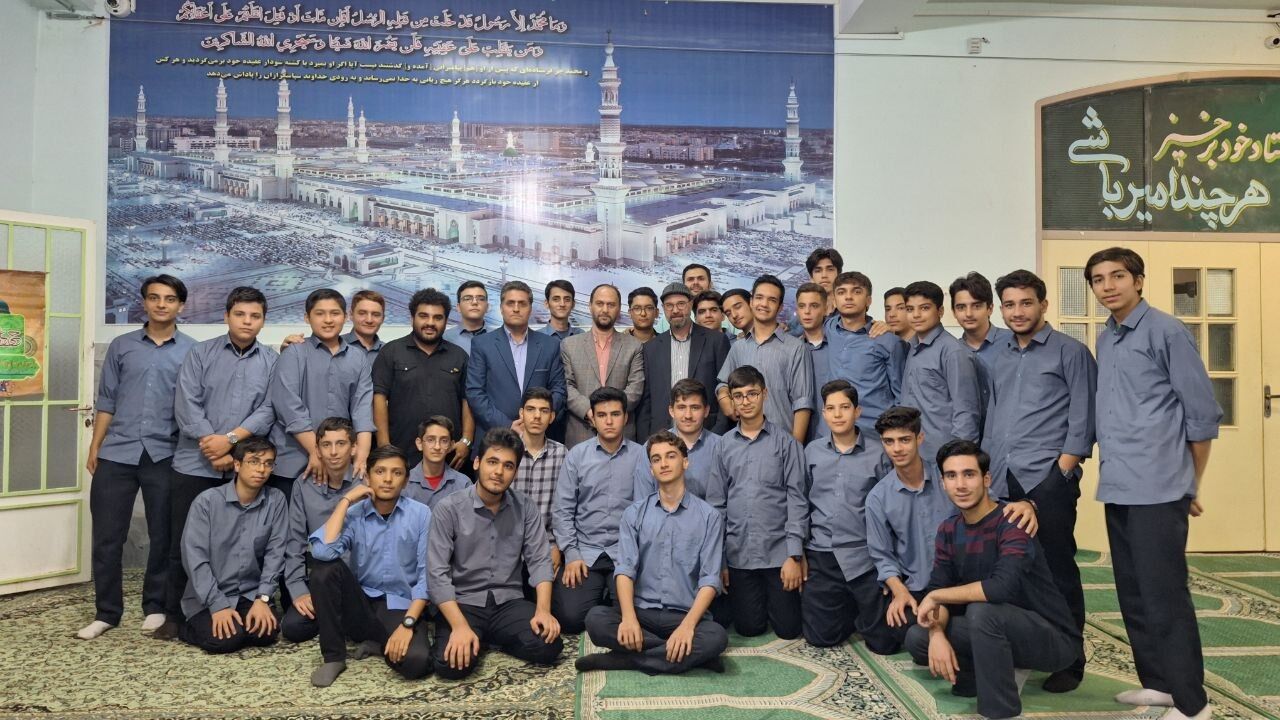 برپایی کرسی آزاد اندیشی دانش آموزی با حضور فعال فرهنگی آرژانتینی تبار در قم