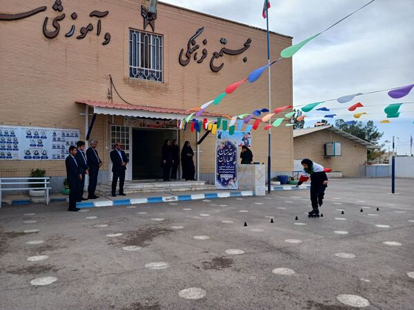 بازدید مدیر آموزش و پرورش کاشمر از نمایشگاه دبیرستان سما