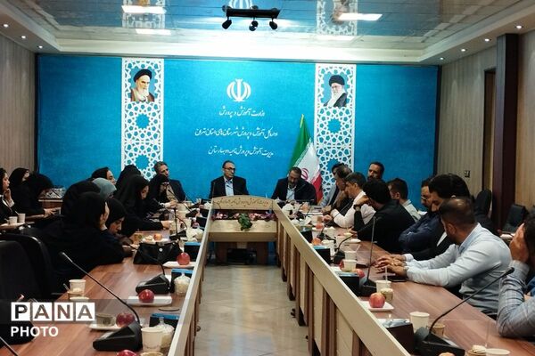 بزرگداشت هفته معلم و تقدیر از خدمات ارزنده مشاوران در بهارستان‌دو