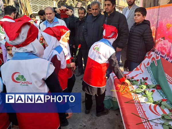 گلباران تمثال امام خمینی (ره) توسط دانش‌آموزان عجب‌شیر 