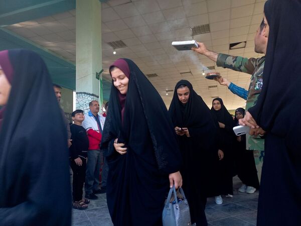 اعزام دانش‌آموزان دختران تنگستانی به اردوی راهیان نور
